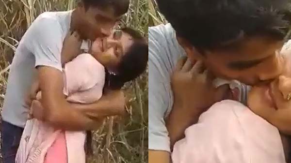 Dehati girlfriend khet mein chudai karwati hui lover ke sath