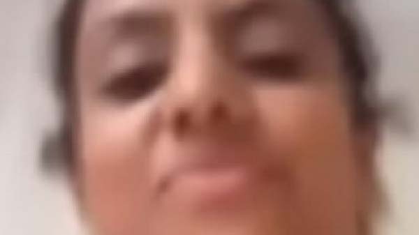 Horny girl fingering karti hui chut par sabun laga kar