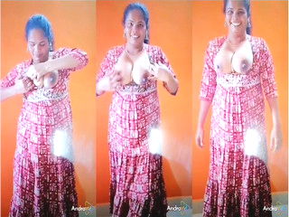 Desi Bhabhi Shows her Boobs