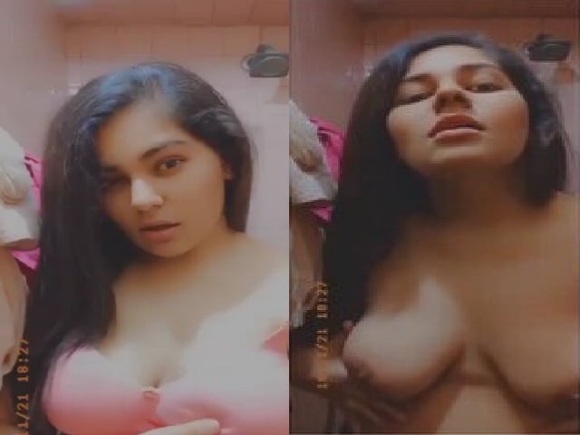 Beautiful girlfriend sexy boobs show viral MMS