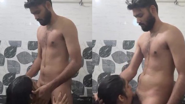 Bathroom mein deep blowjob de rahi hai girlfriend
