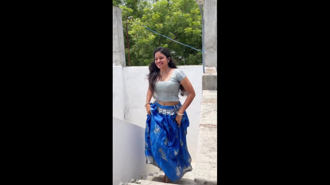 Homely beautiful girl awesome hip navel seducing in saree