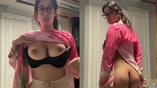 Pakistani wife apni boobs aur gaand dikhati hui